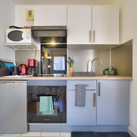 Cosy 10min From The Metro Parking